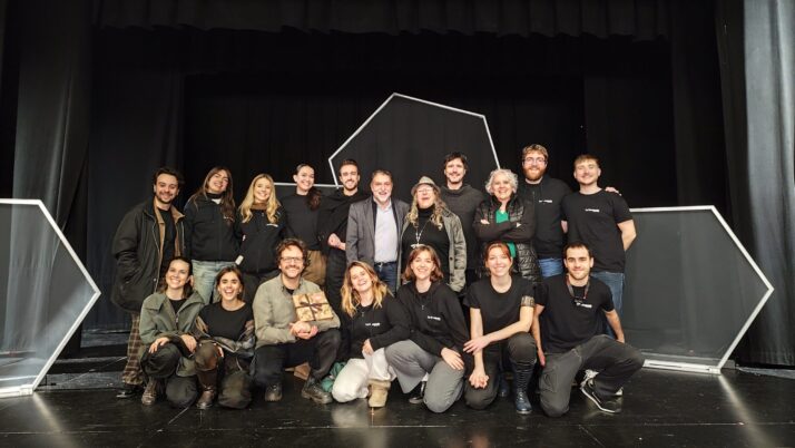 Prop de 200 persones celebren l’estrena de L’Arquitecte Prohibit a l’Ateneu Unió de la Colònia Güell