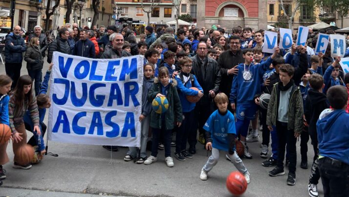 Vota i ajuda als Lluïsos de Gràcia a aconseguir una nova pista de bàsquet!