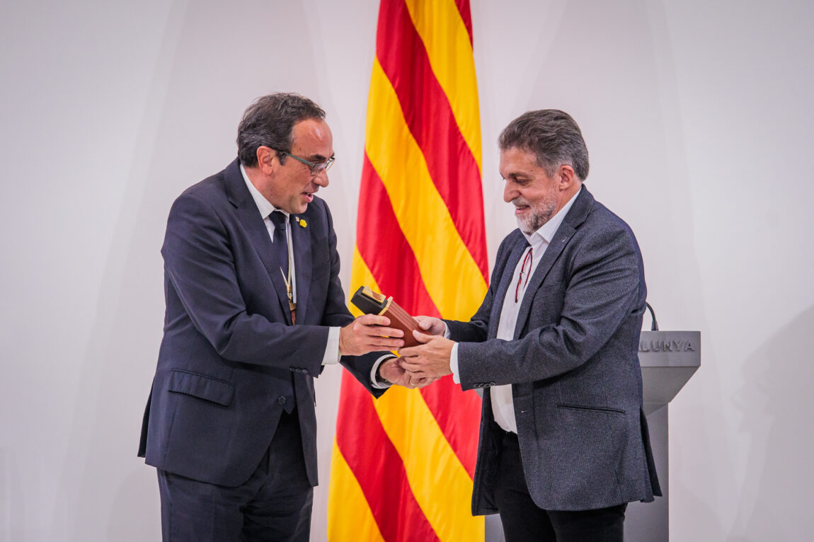 El Parlament de Catalunya lliura la Medalla d’Honor a la Federació d’Ateneus de Catalunya
