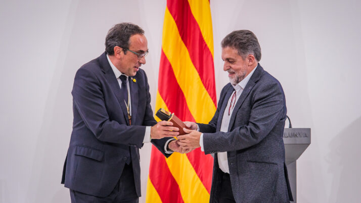 El Parlament de Catalunya lliura la Medalla d’Honor a la Federació d’Ateneus de Catalunya